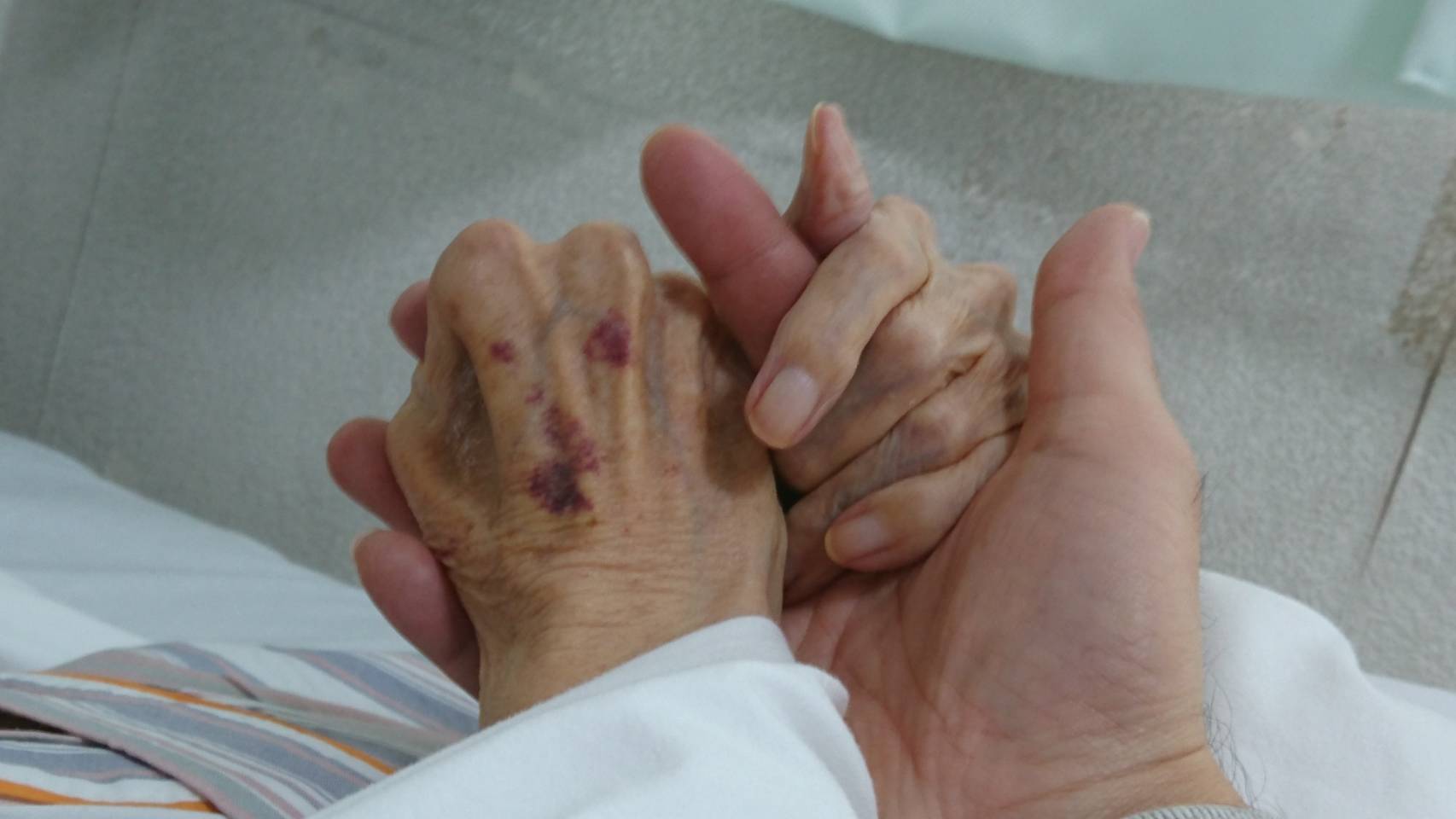 生と死について10 私の手の色が変わるほどに渾身の力で握りしめる手 命 土屋訪問介護事業所